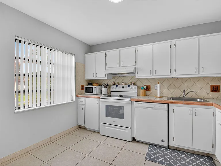 21214 Lago Cir #8F — Photo 8