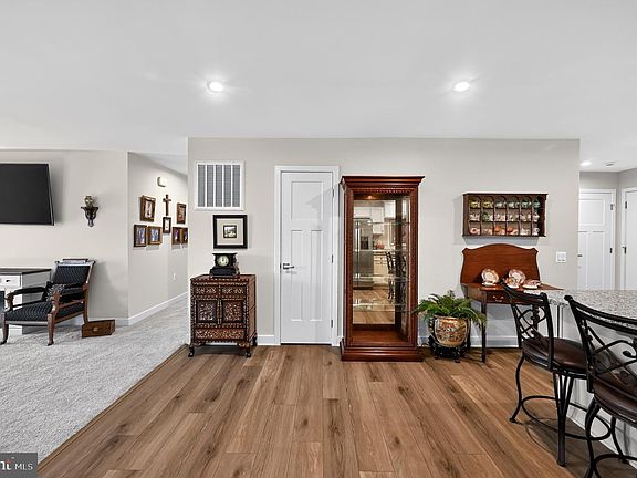 5th image of 4630 Melville St