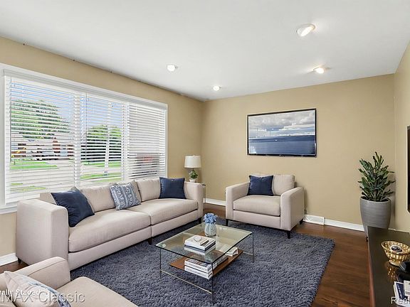 3rd image of 1842 Chaucer Ave