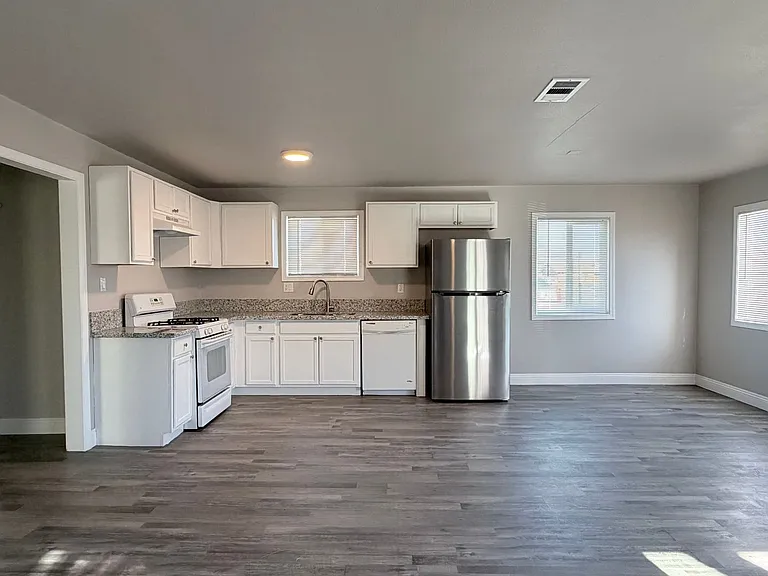 430 W Wilson Ave — Photo 4
