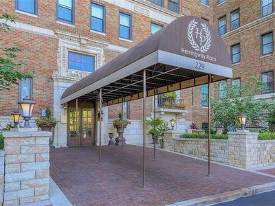 229 Ward Pkwy APT 704B, Kansas City, MO, 64112