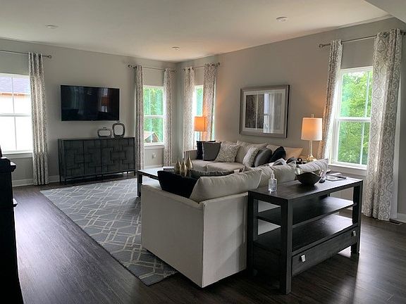 2nd image of 102 Twin Oaks Dr