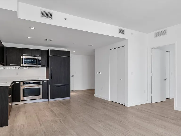 45 SW 9th St #3502 — Photo 14