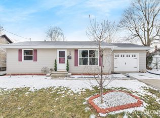 24 Pearl St NW, Sparta, MI 49345