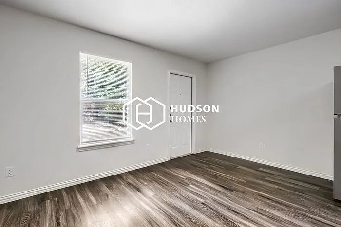 3 bed, 2.0 bath, 1298 sqft, $1,695 — Photo 3