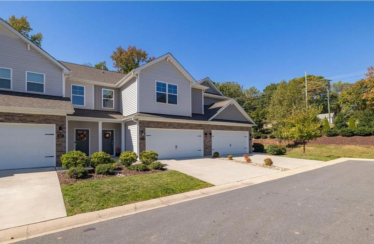 4 bed, 3.0 bath, 2450 sqft, $2,250 — Photo 4
