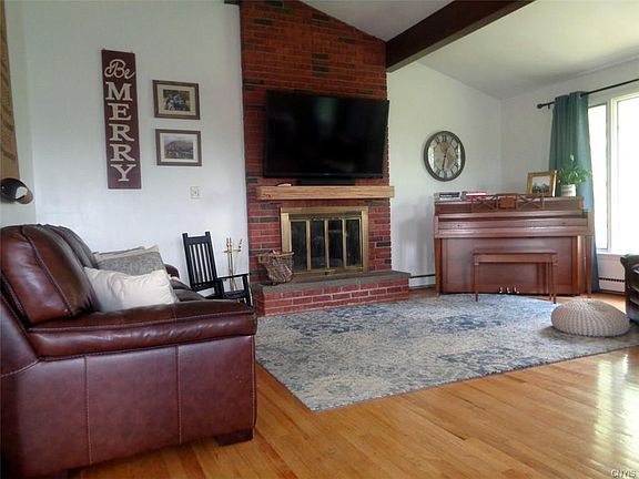 5th image of 453 Surrey Dr