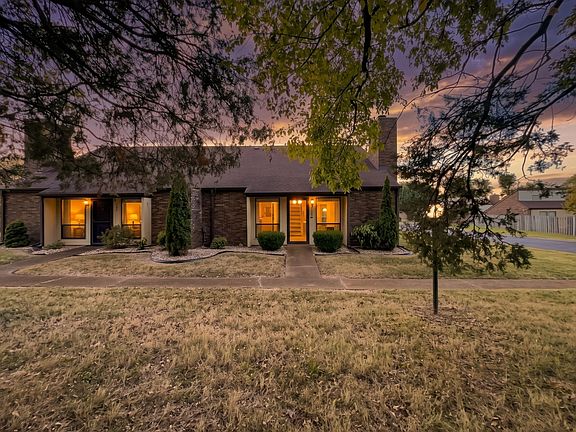 5th image of 100 Castlewood Ln