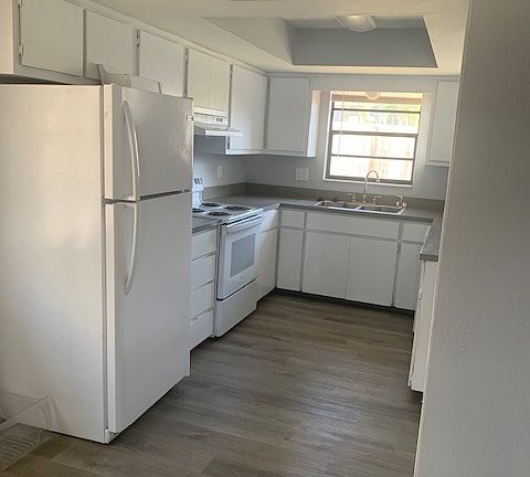 2nd image of 886 Harbor Hill Dr
