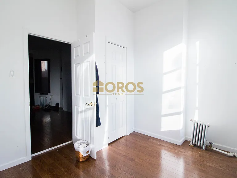 213 E 10th St #17 — Photo 2