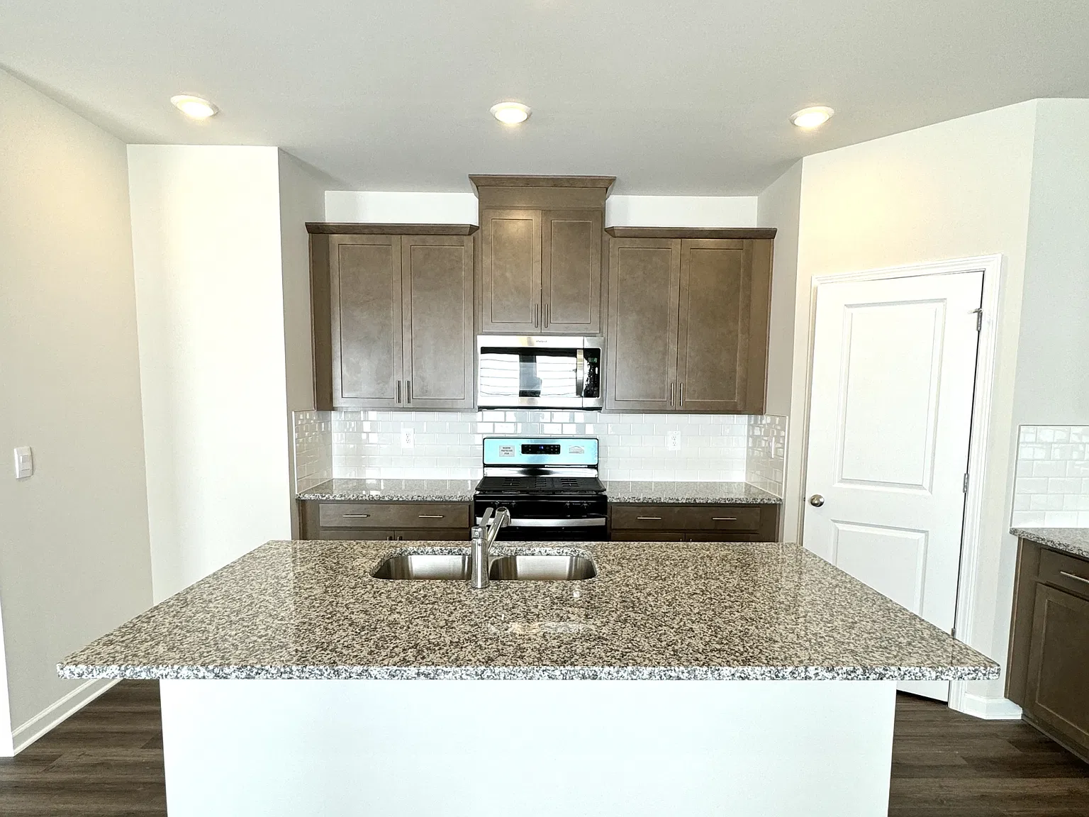4 bed, 2.5 bath, 2100 sqft, $2,600 — Photo 2
