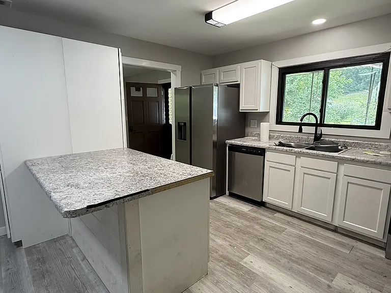 490 N Wilson Ave — Photo 12
