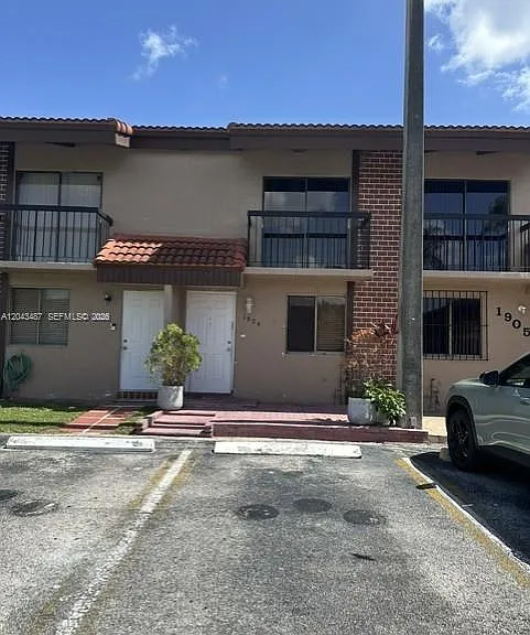 1819 SW 107th Ave #1904 — Photo 1