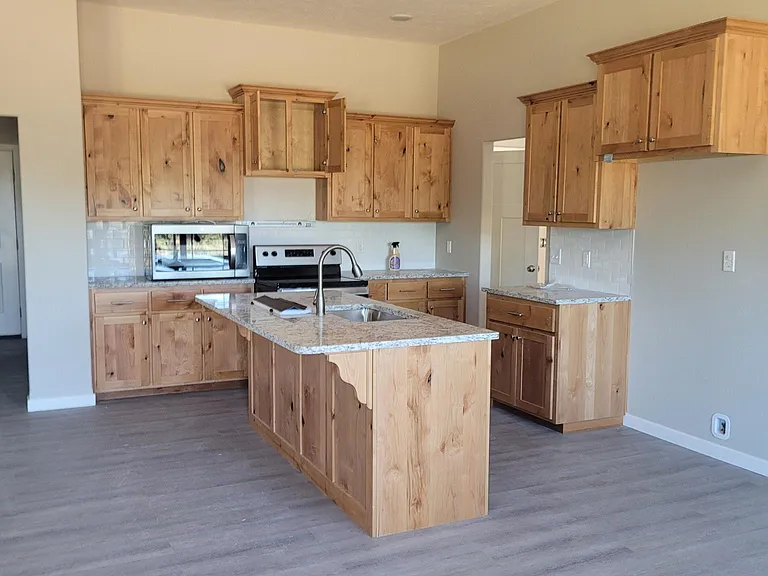 209 W Canterbury Ln — Photo 5