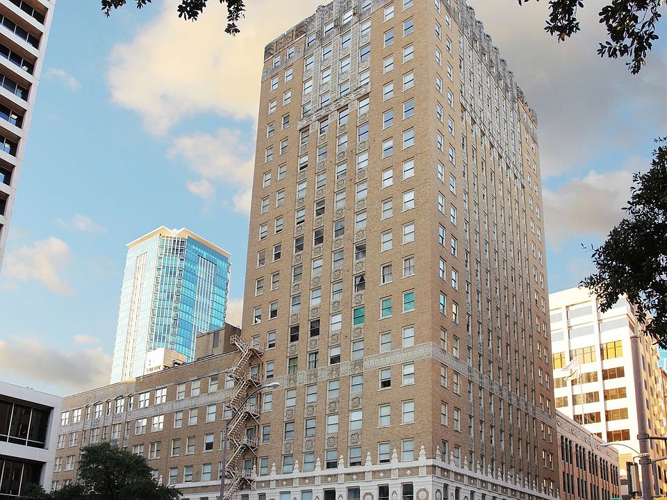 1st image of 410 W 7th St #204
