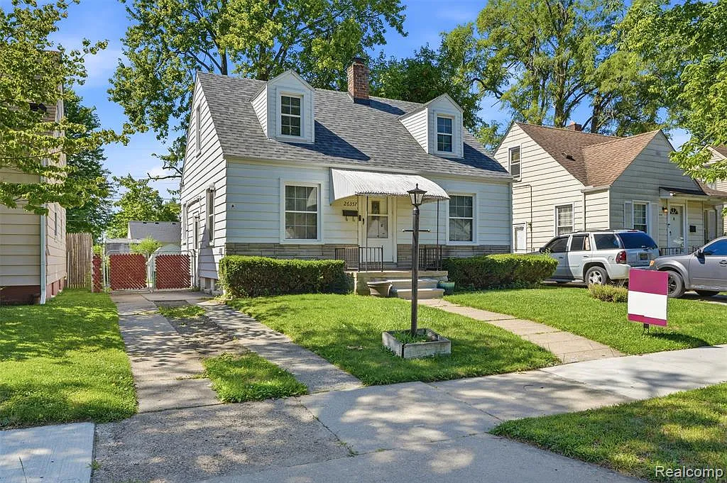 3 bed, 1.0 bath, 1118 sqft, $1,800 — Photo 2