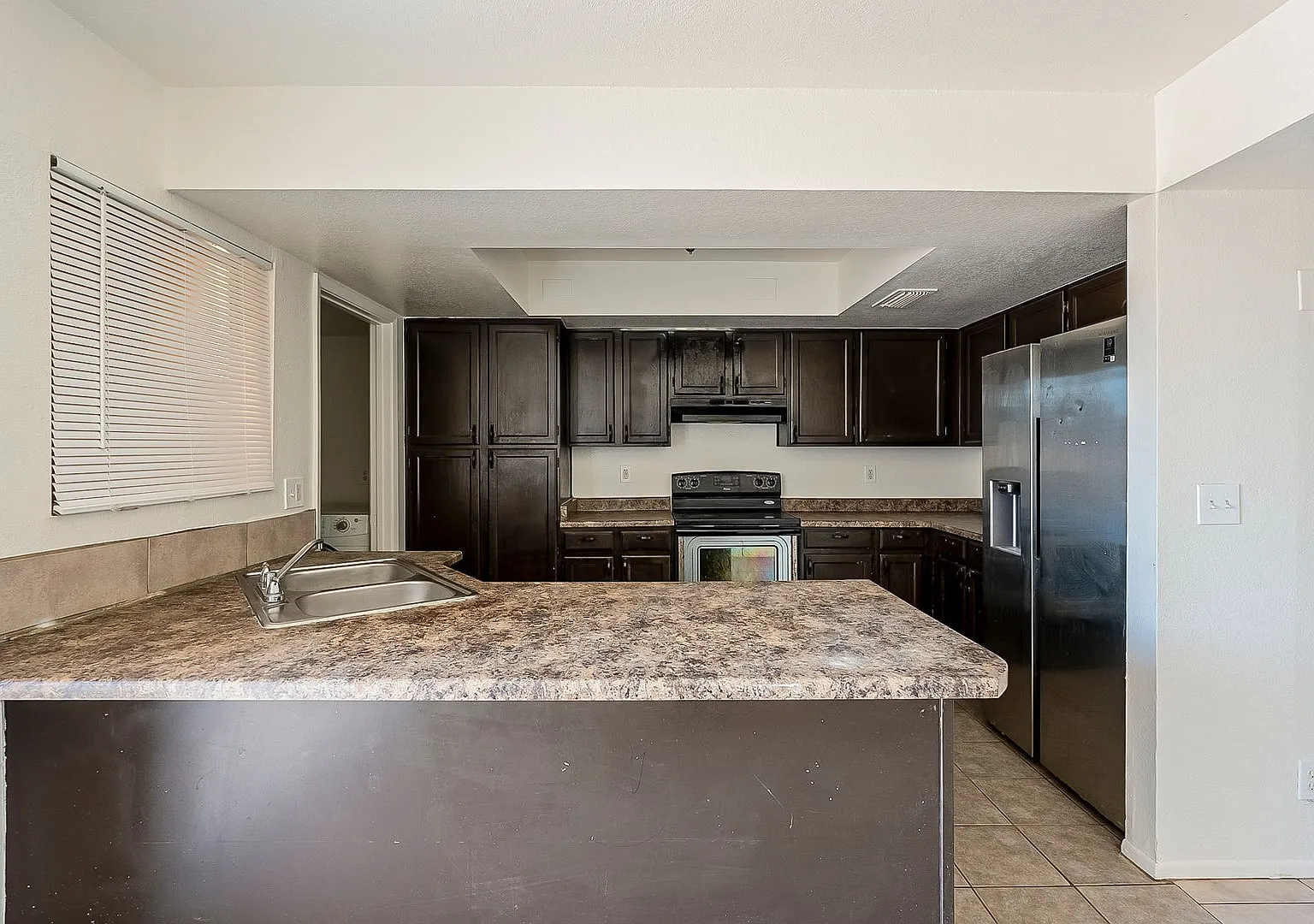 3 bedroom townhome in Glendale — Photo 1