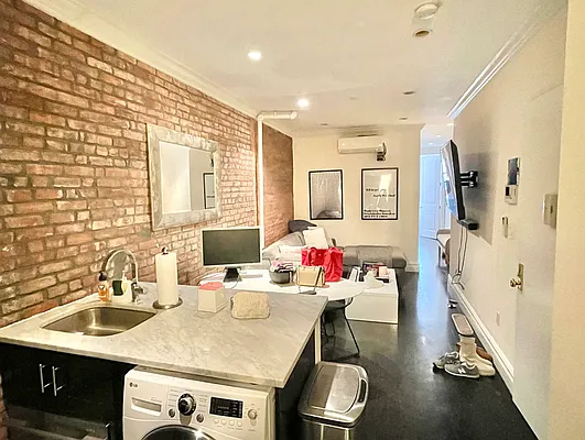 Rented by Avenues Real Estate | media 9