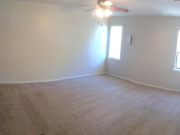 4th image of 304 Vicksburg Cir APT C