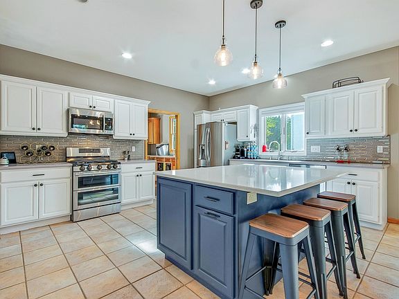 3rd image of 7201 Countrywood Ln