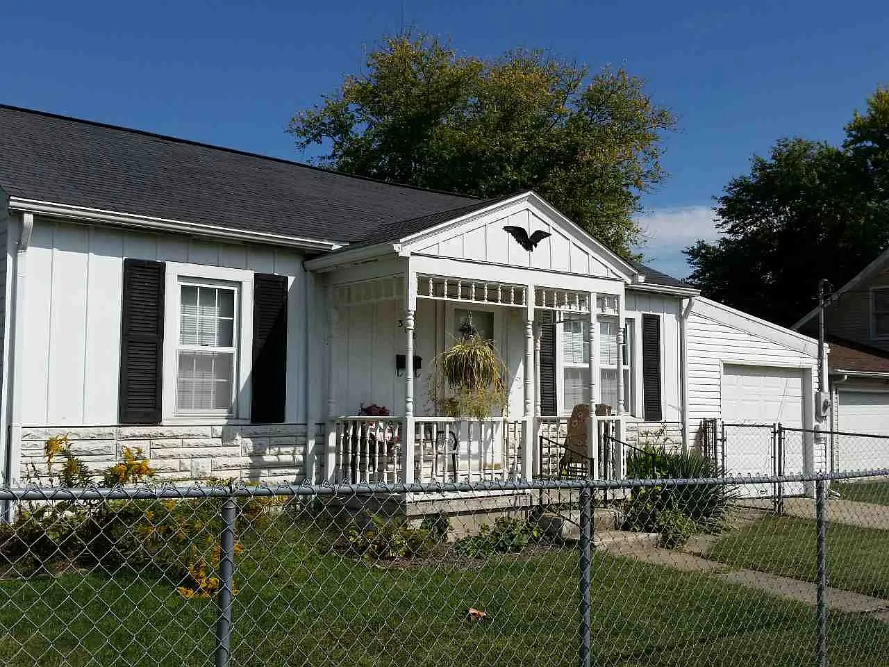 302 NE 3rd St photo 1