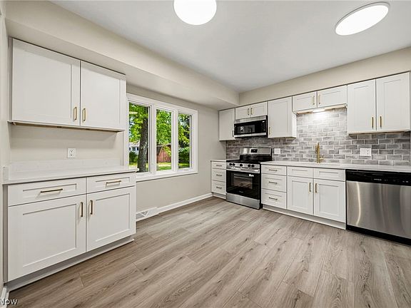 2nd image of 32705 W Nimrod St