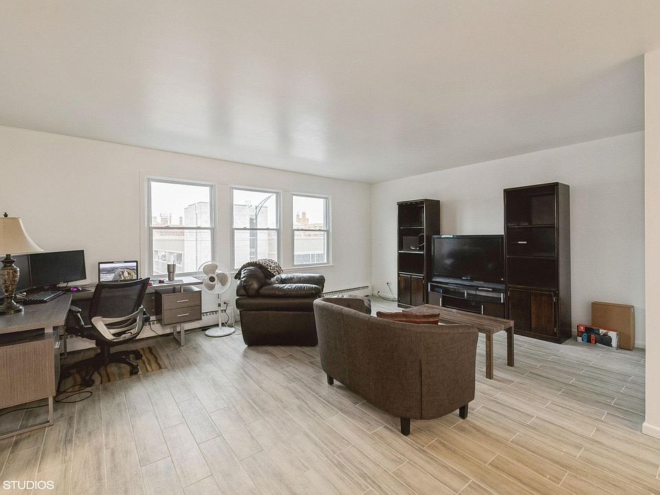 1st image of 5431 N Lincoln Ave APT 301
