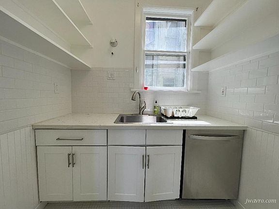 4th image of 252 Carl St