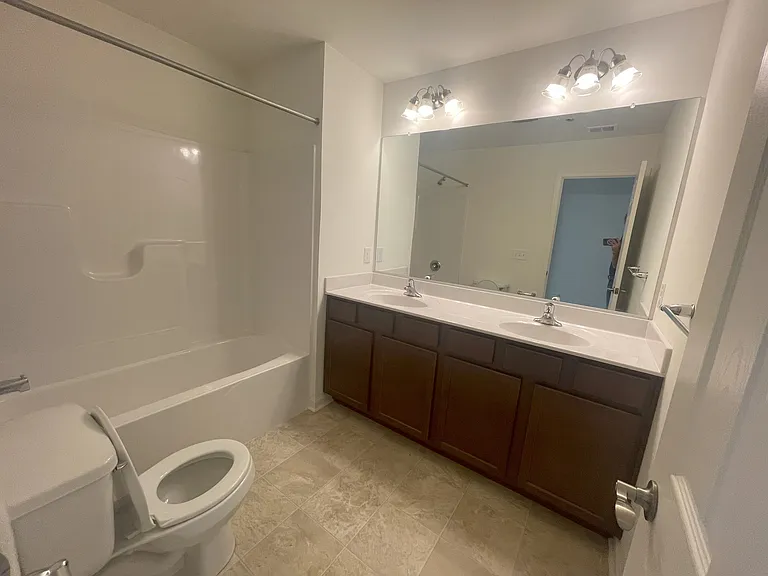 215 Thompson Ave — Photo 8