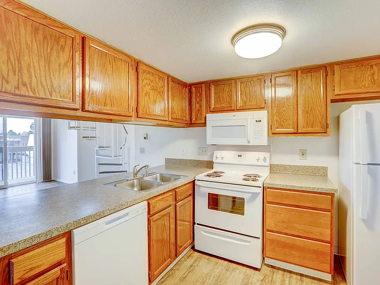Dover Commons Apartments — Photo 24