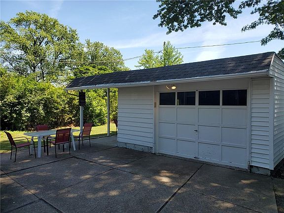 2nd image of 951 E 35th St