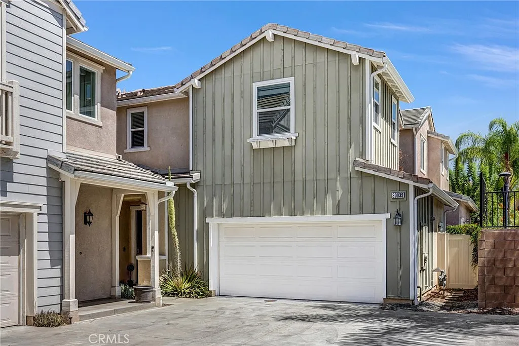 4 bed, 2252 sqft, $4,650 — Photo 2