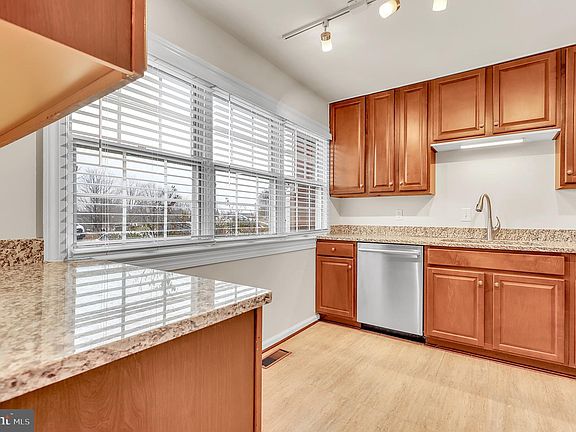3rd image of 20 Boileau Ct