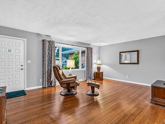 5th image of 709 Redbud Ln