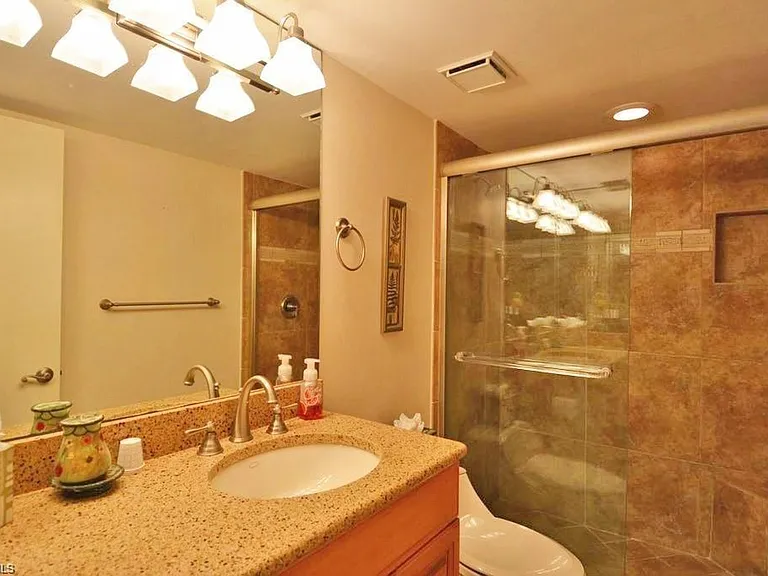 260 Seaview Ct #404 — Photo 23