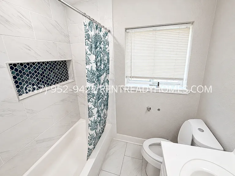 1621 Locust St — Photo 17