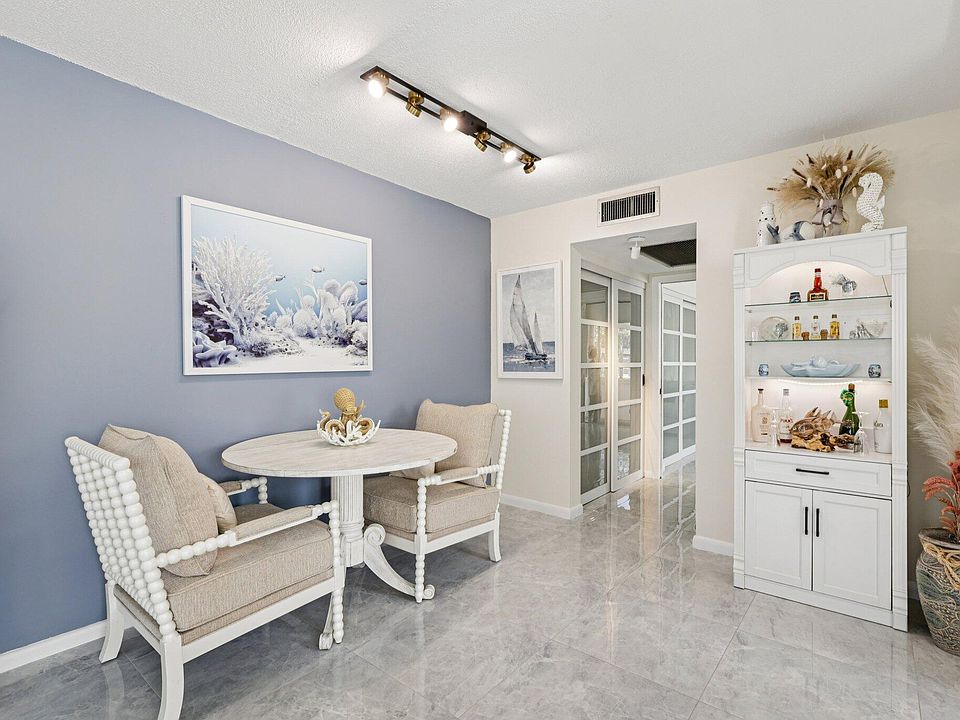 1st image of 125 Oakridge J #125