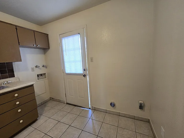 1527 Foster Rd #17 — Photo 6