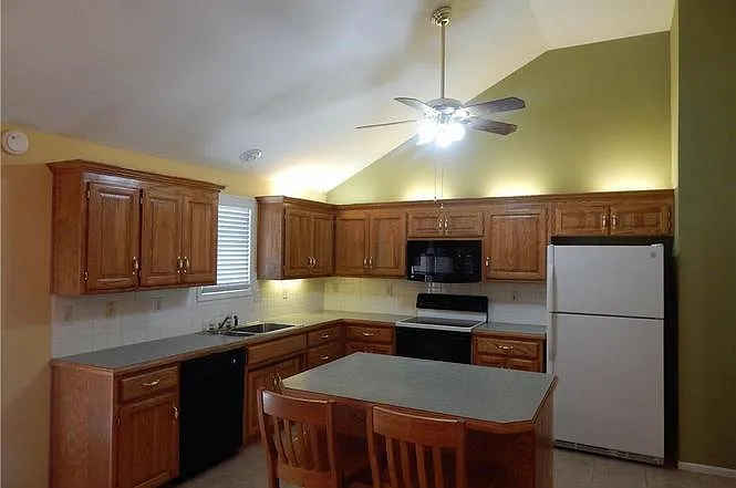 801 Village St — Photo 4