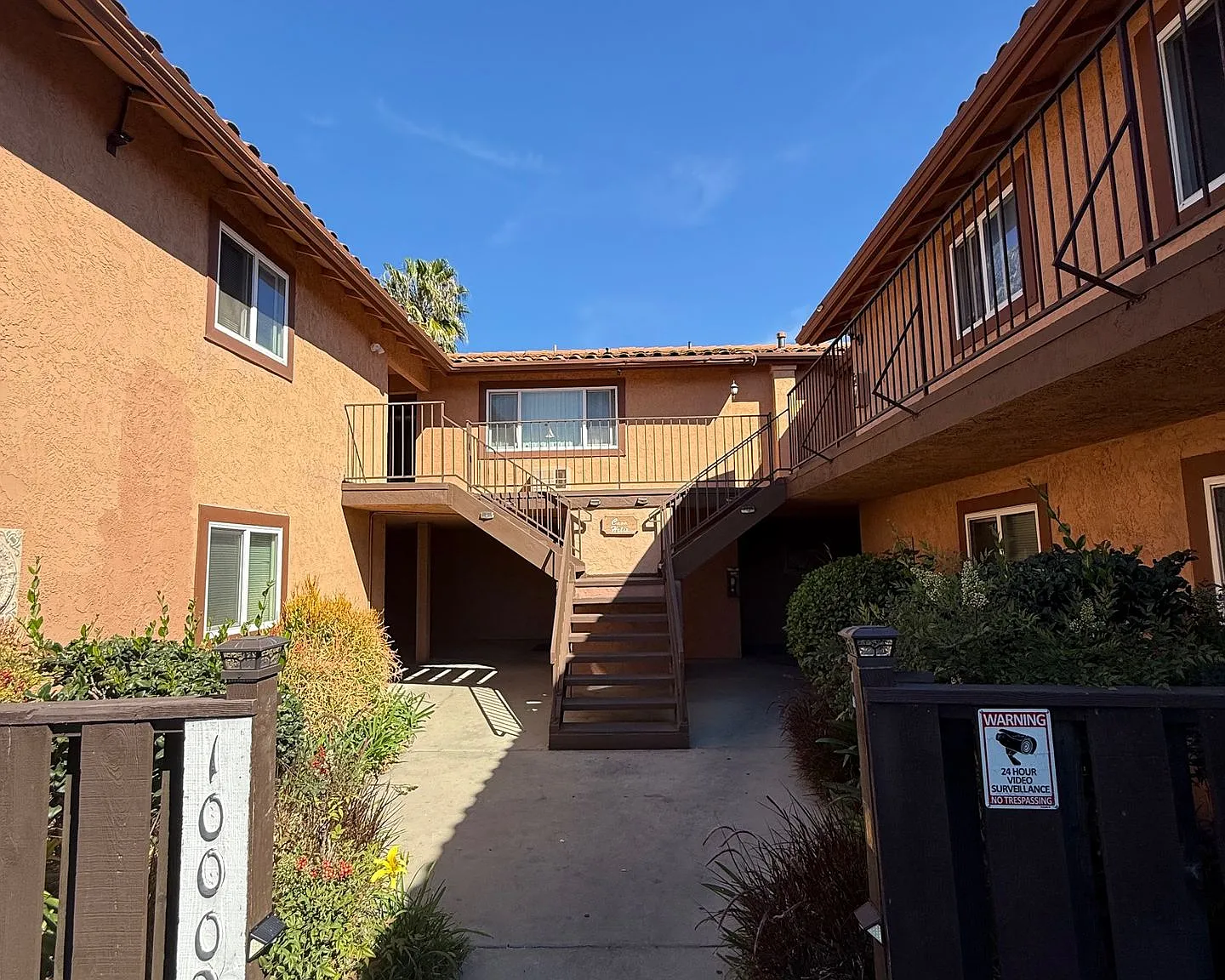 Spacious 2 bedroom/2 Bathroom Home close to Dining and Shopping — Photo 4