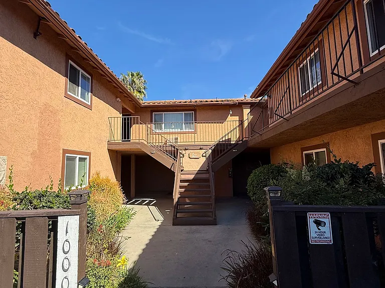 Very Nice 2 bedroom/2 Bathroom home close to Dining and Shopping — Photo 4