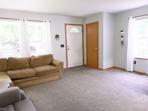 5th image of 407 High Grove Blvd