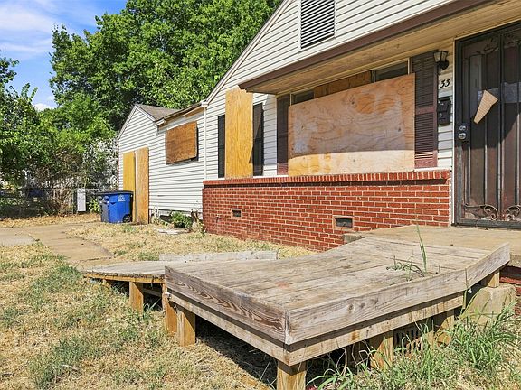 3rd image of 33 E 49th Pl N
