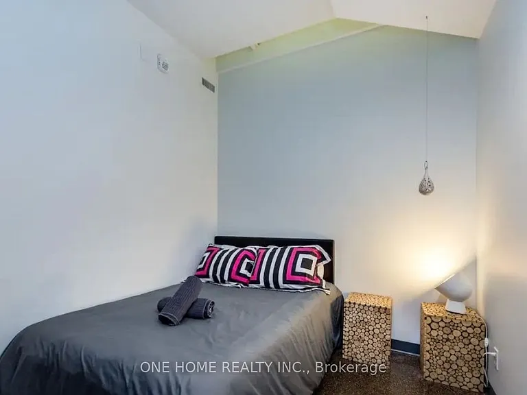 405 Dundas St W #201 — Photo 19