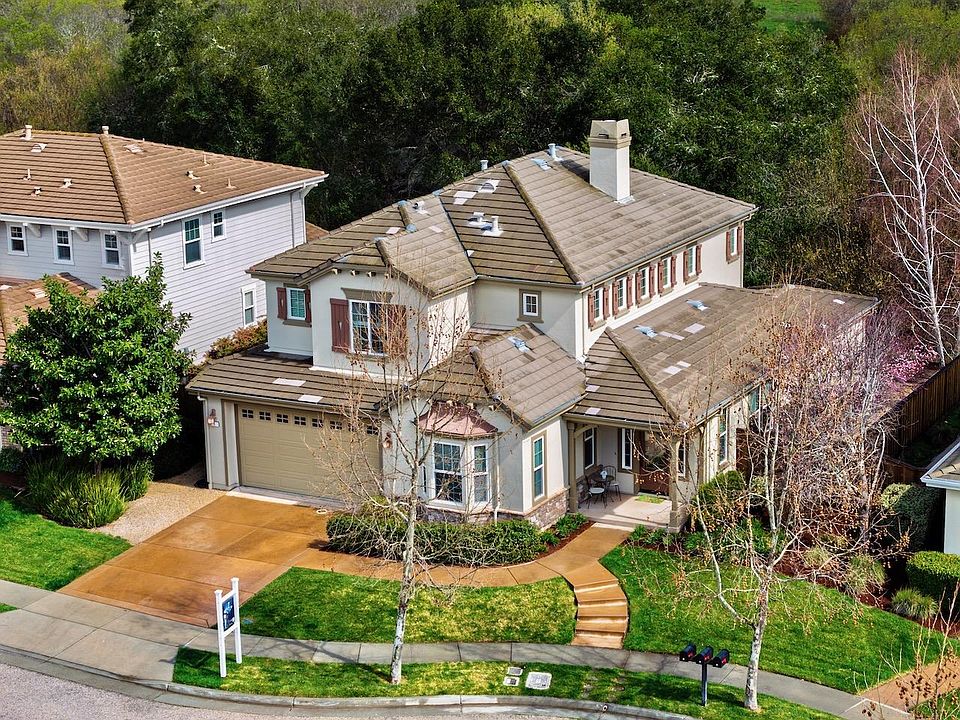 1st image of 4 Deerfield Dr