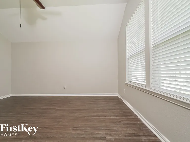 1521 Toucan Dr — Photo 3