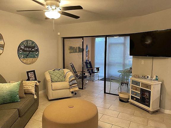 Living room to privacy lanai