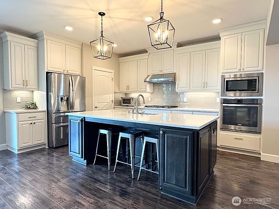 4th image of 885 N Squire Drive