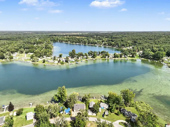 24998 Lake Shore Dr, Dowagiac, MI 49047