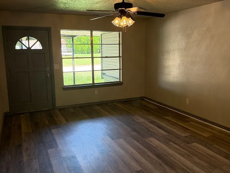 1009 Shalimar Dr — Photo 8